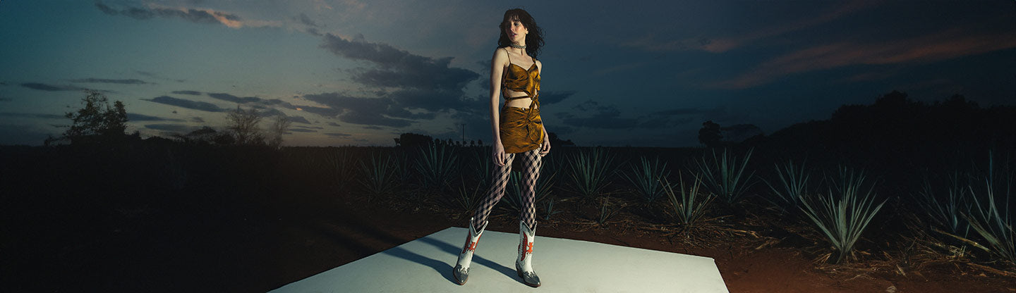 Estiliza tus vestidos con botas vaqueras